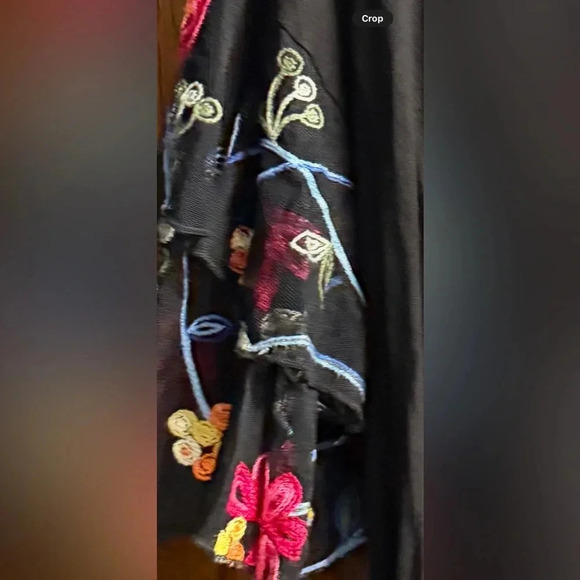 Kim & Cami top with floral embroidered mesh flutter sleeves size smalll - Picture 3 of 4